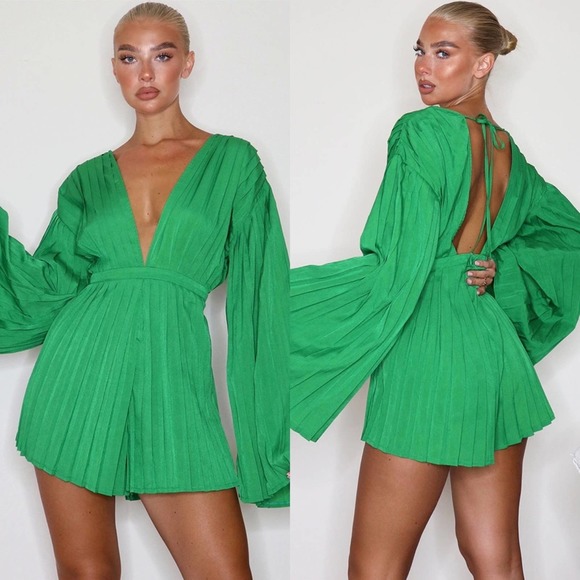 PrettyLittleThing Green Plunge Pleated Romper - Picture 5 of 13